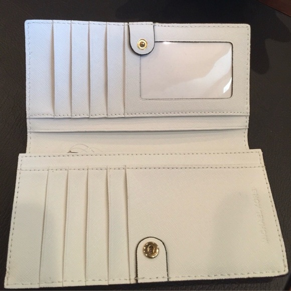 NWOT Michael Kors Travel Wallet White w/ Gold Hardware - Picture 2 of 3